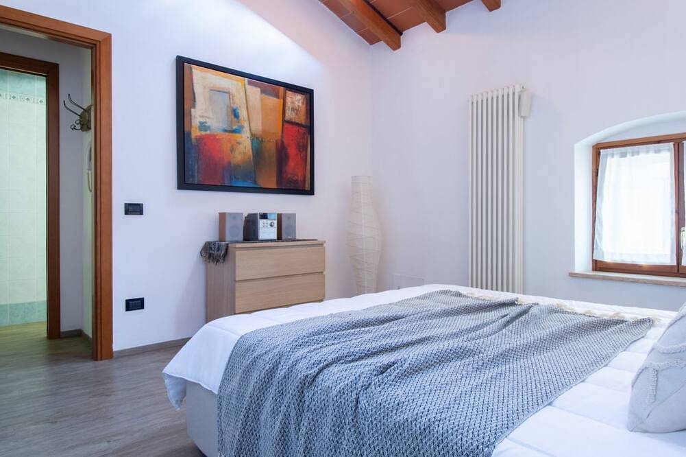 Ganze Wohnung, Guesthost - A splendid 65 sq m apartment, perfect for 4 guests, located on the first floor of a completely renovated period building.The accommodation is located in Valeggio sul Mincio, just an 8-minute walk from the Scaligero Castle, a 15-minute walk fr in Valeggio sul Mincio, Verona Provinz
