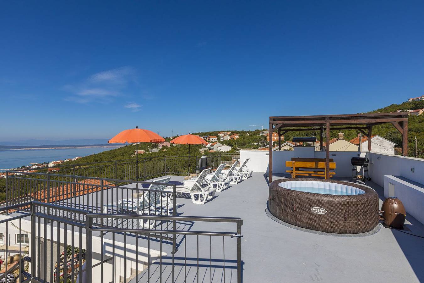 Ganze Wohnung, Beeindruckendes Apartment mit grosser Dachterrasse, Whirlpool, Meerblick, Grill, Aussendusche in Crikvenica, Primorje-Gorski Kotar