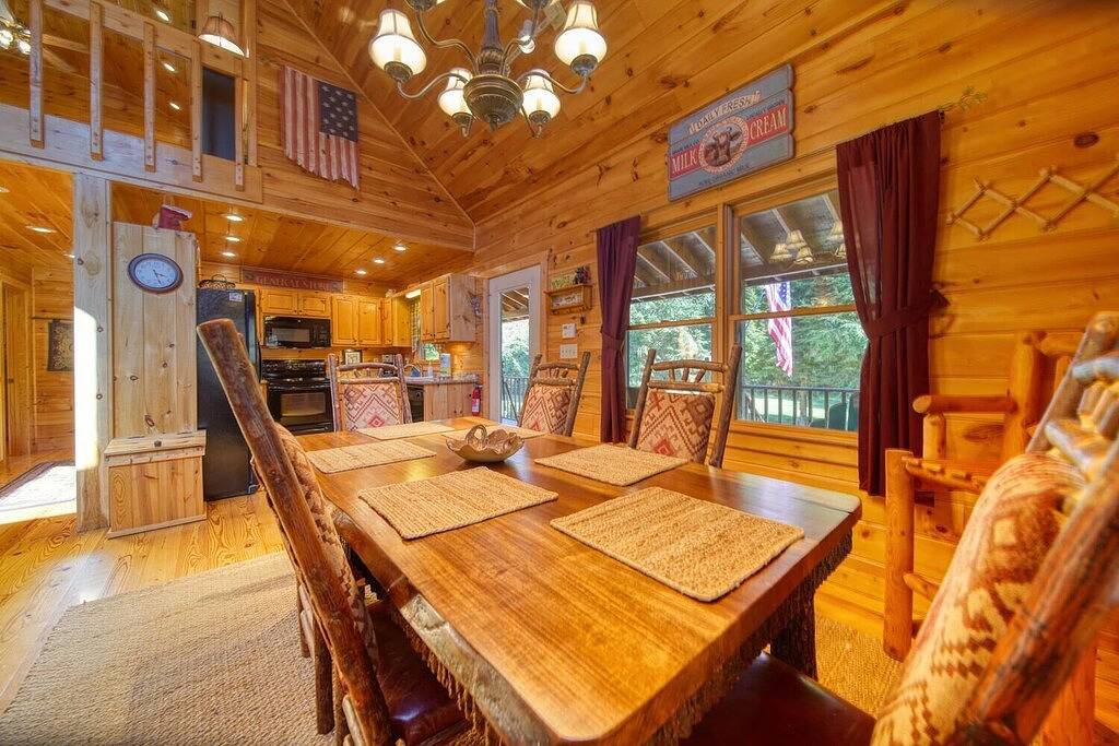 Troutmendous on the River - 3 Br, Hot Tub, Charcoal Grill, Screened Porch! in Chattahoochee National Forest