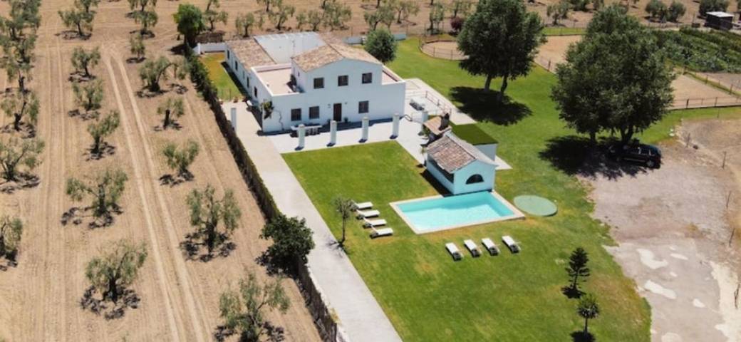 Casa de vacaciones para 12 personas, con vistas además de jardín y piscina, Se admiten mascotas en Espartinas