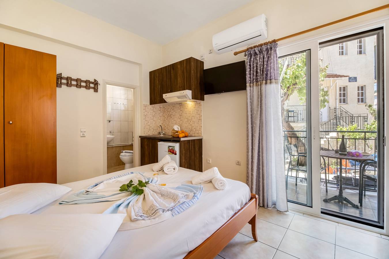 Entire studio, Nikiana Club - Studio 6 with Mountain View, Shared Pool & Wi-Fi in Nikiana, Alexandros