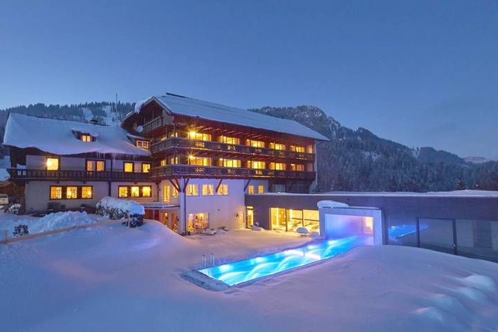 Hotel für 3 Personen, mit Garten und Ausblick sowie Sauna und Pool, kinderfreundlich in Schattwald