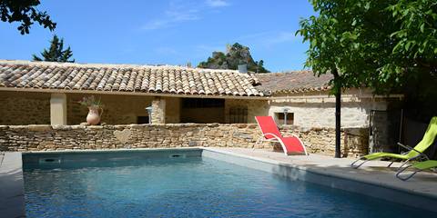 Gîte pour 4 personnes, avec piscine ainsi que jardin et balcon à Entrechaux