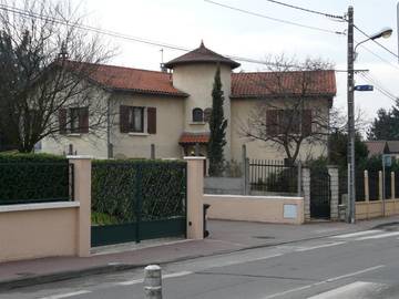 Location de vacances pour 3 personnes, avec terrasse ainsi que jardin et vue, animaux acceptés à Saint-Priest
