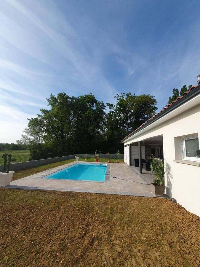 Villa pour 4 personnes, avec Jacuzzi et Terrasse ainsi que Piscine et Vue
