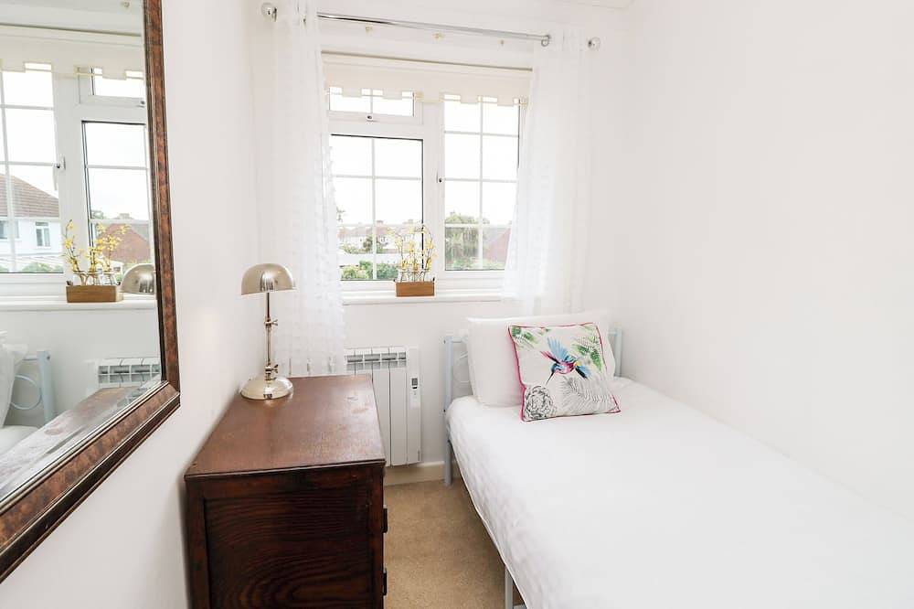 1 Westwood Close, pet friendly, country holiday cottage in Cowes in Cowes, Isle of Wight