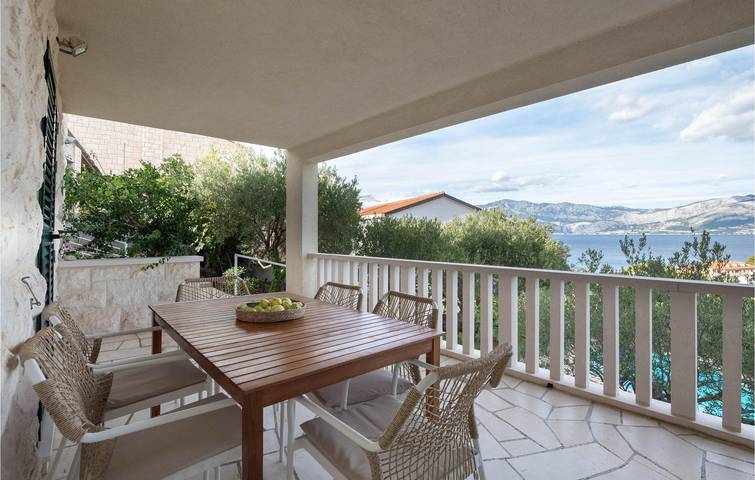 Geräumige 2-Zimmer-Wohnung mit Pool, in Strand- und Restaurantnähe in Postira, Brac