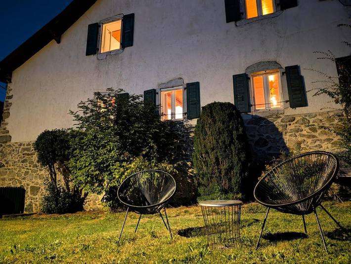 Location de vacances pour 8 personnes, avec Balcon et Terrasse ainsi que Jardin et Vue sur le lac à Larringes