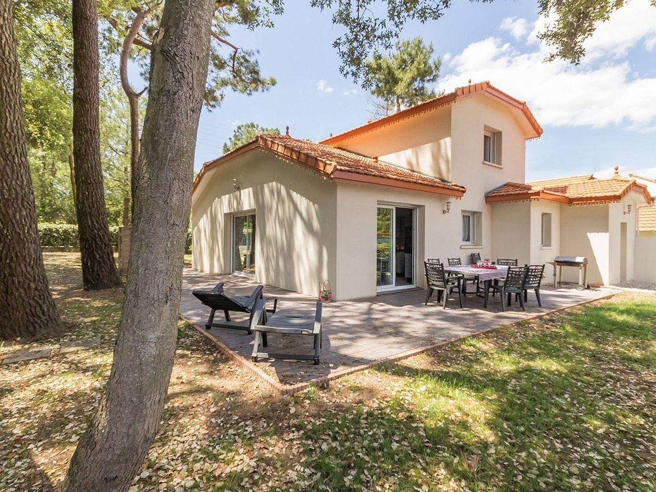 Casa contemporánea con jardín, cerca de la playa, ideal para familias, equipada con Wifi y garaje. in Saint-Brévin l'Océan, Saint-Brevin-les-Pins