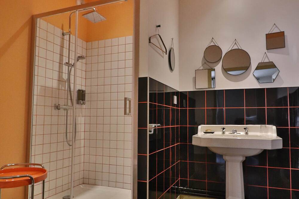 Chambre Pop - Salle d'eau privée in Montbron, Charente