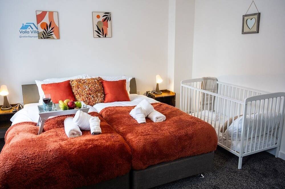 The Pines Villa 1 | Spacious 3Br | Cinema, Games & Ev | Parking | Sleeps 10+ in Northampton, Northamptonshire