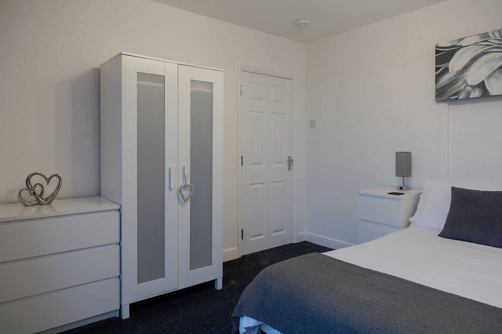 Hereford - Raven House - 4 Bedroom House West of City with Parking - Sleeps 7 in Hereford, Herefordshire