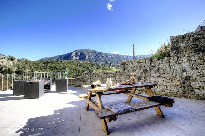 Gîte pour 4 personnes, avec Terrasse ainsi que Jardin et Vue à Chisa