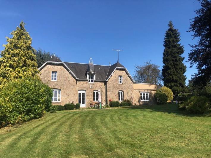 Location de vacances pour 12 personnes, avec vue et jardin à Louvigné-du-Désert