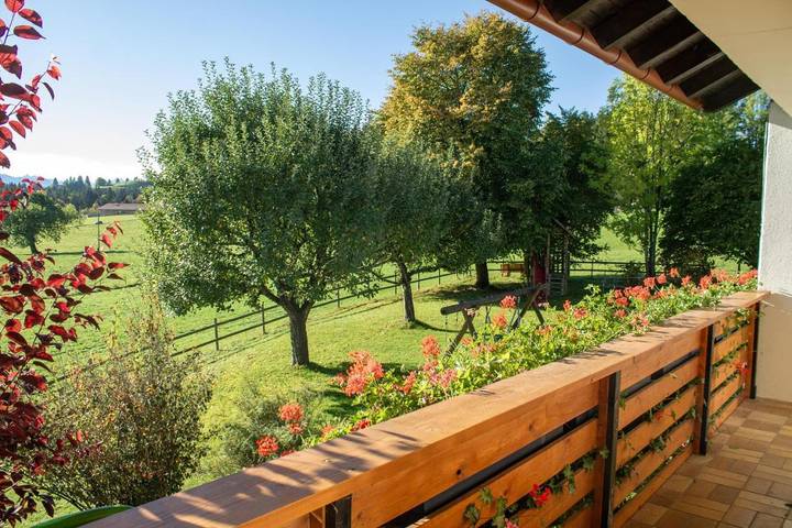 Ferienwohnung für 5 Personen, mit Ausblick und Sauna sowie Garten in Waltenhofen