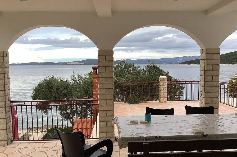Ganze Wohnung, 2-Zimmer-Ferienwohnung am Strand Maslinica, Solta in Maslinica, Solta