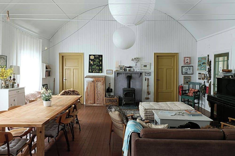Restauriertes Gemeindehaus unter der Mitternachtssonne in Kvæfjord in Kvæfjord