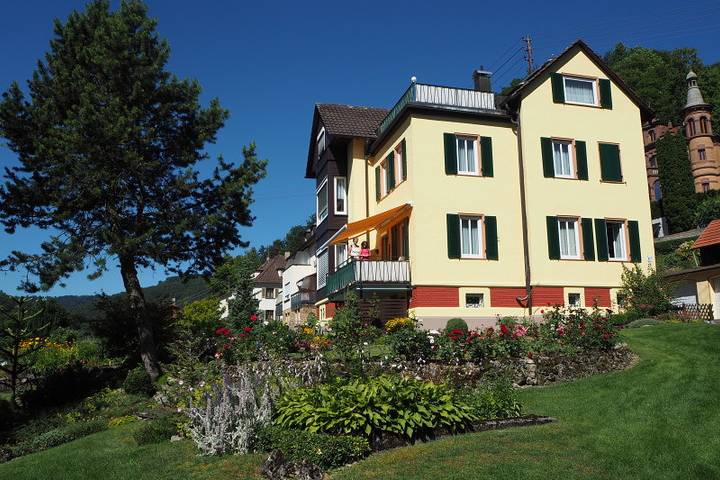 Ganze Ferienwohnung, Ferienwohnung Haus Karin - Ferienwohnung 80qm, 1 Schlafzimmer, max.2 Personen in Bad Urach, Albsteig Etappe 9