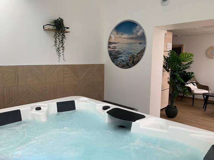 Hôtel pour 2 personnes, avec sauna ainsi que jacuzzi et balcon