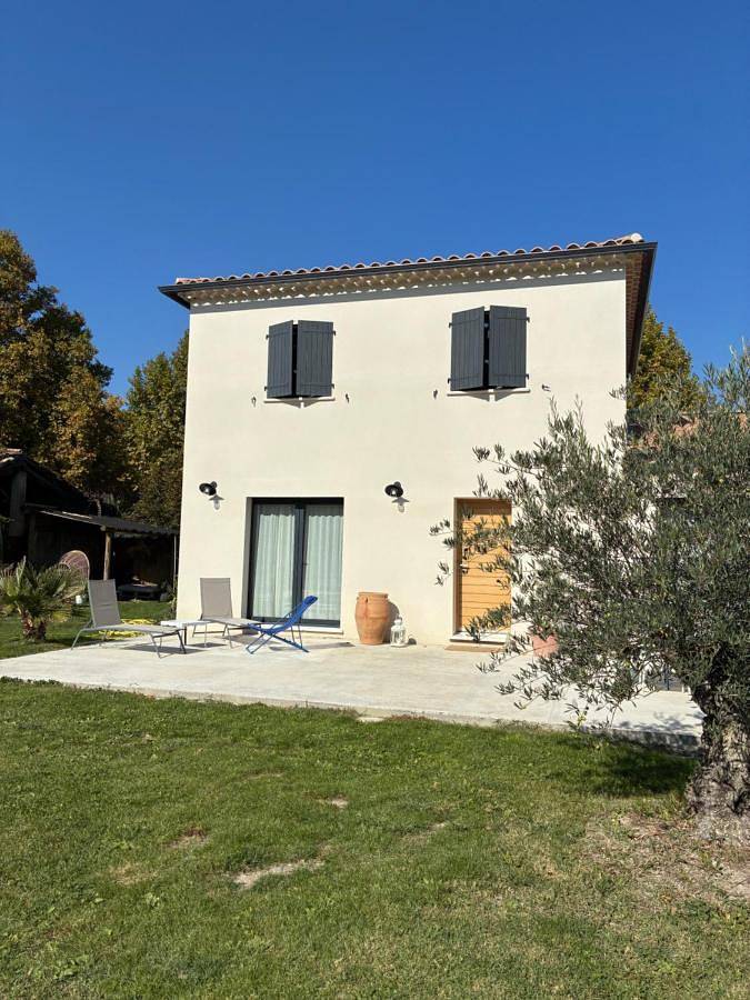 Location de vacances pour 6 personnes, avec jardin et bassin pour enfant ainsi que piscine et vue dans Les Paluds de Noves - 2