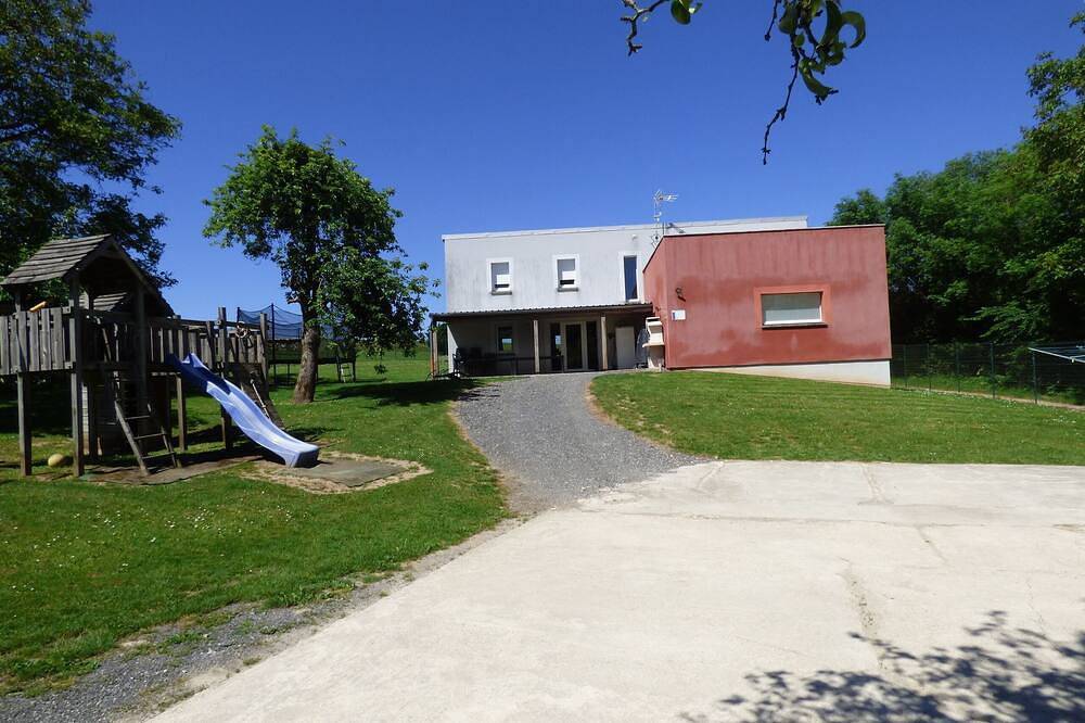 Grand gîte moderne tout confort, piscine couverte intégrée et espace Bien-être in Bar-lès-Buzancy, Ardennes