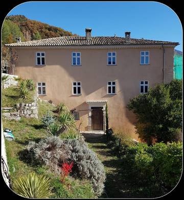 Gîte pour 10 personnes, avec terrasse et vue, animaux acceptés à Sausses