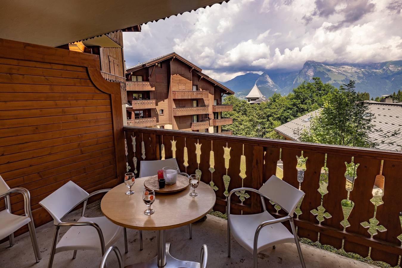 Apartamento entero, Apartamento 'Morrillon 1100 Skis aux Pieds' con vistas a la montaña, balcón y Wi-Fi. in Station de Morillon, Grand Massif