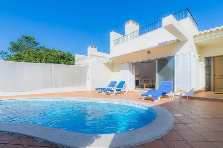 Villa for 6 people, with balcony and garden in Almancil