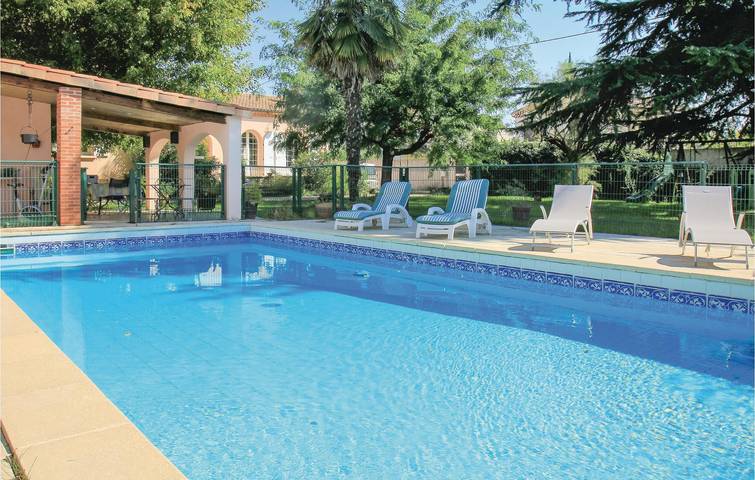 Location de vacances pour 9 personnes, avec jardin ainsi que terrasse et piscine à Montélimar - 4