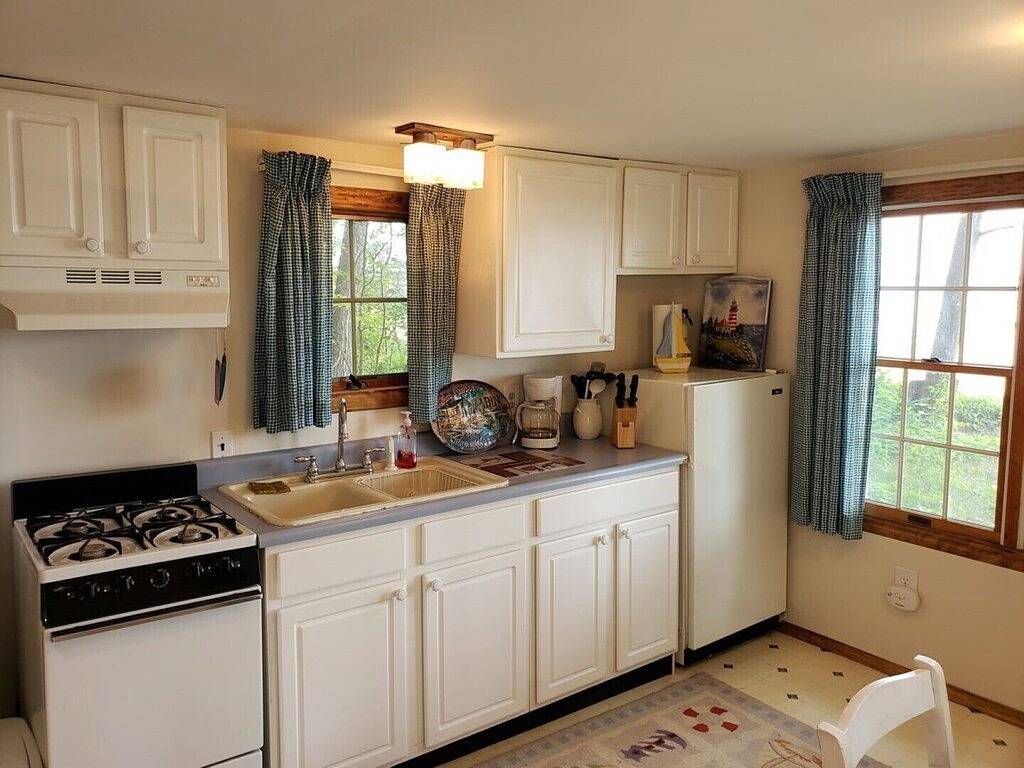 Higgins Lakefront Cozy Beach House with Private Boat Mooring Onsite - Brass Bell in Higgins Lake