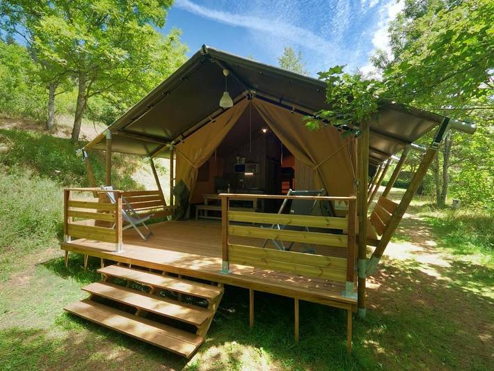 Camping pour 6 personnes, avec jardin ainsi que terrasse et piscine, animaux acceptés