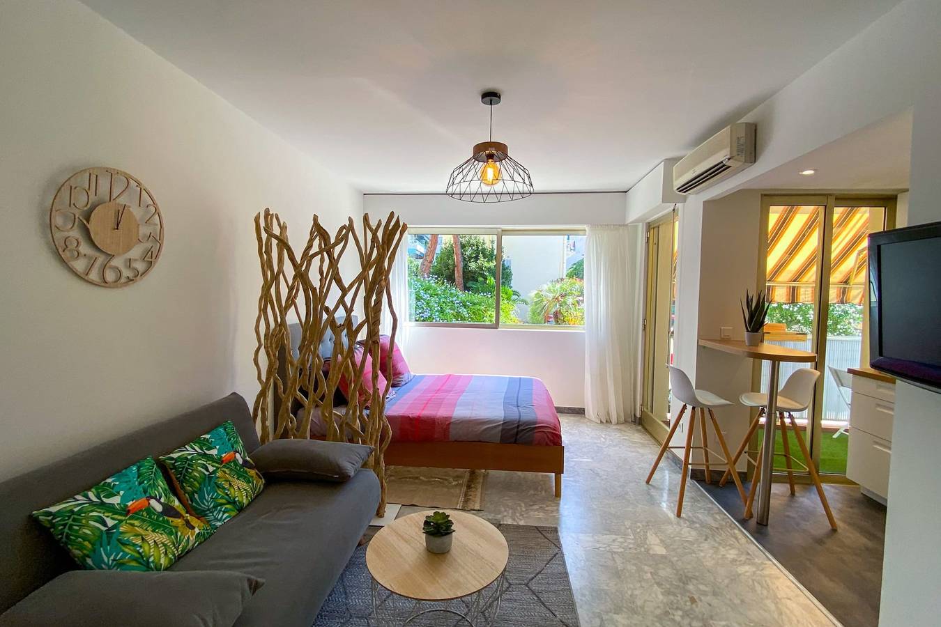 Entire studio, Charming flat with balcony in Juan Les Pins in Juan-les-Pins, Antibes