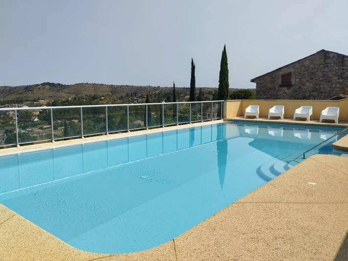 Location de vacances pour 4 personnes, avec piscine ainsi que vue et jardin à Joyeuse - 2
