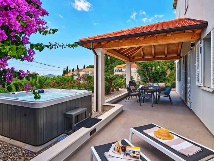 Ferienhaus für 9 Personen, mit Whirlpool und Terrasse sowie Garten