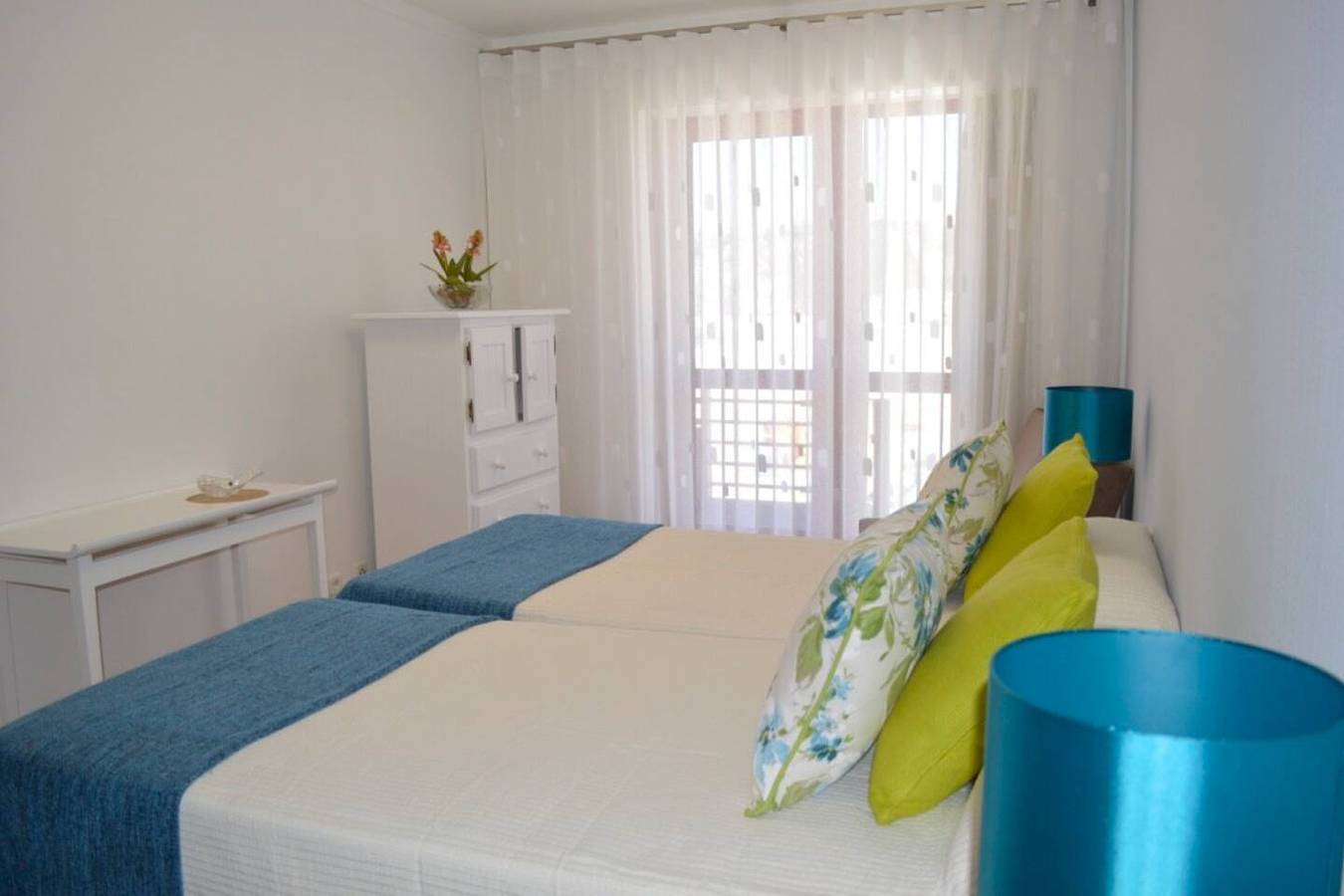 Entire vacation apartment, 2 Bed Flat - Sleeps 4 - Parking - Wifi in Praia da Nazaré, Nazaré