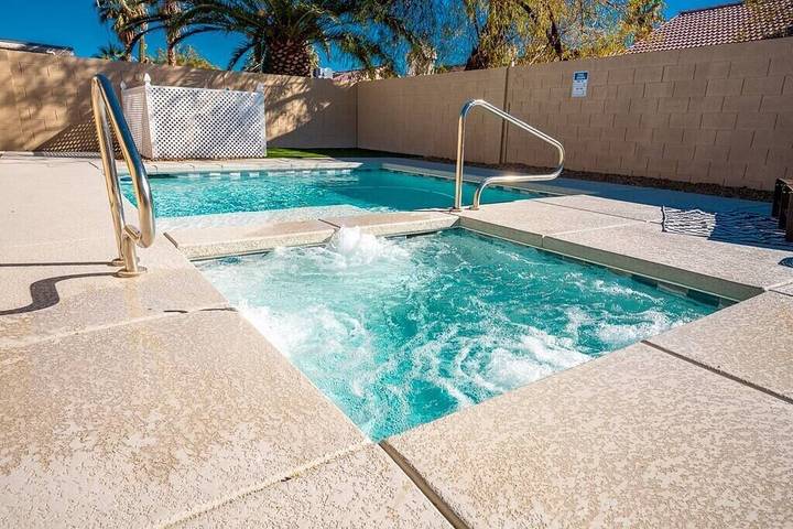 Vacation rental for 12 people, with hot tub and yard, with pets in North Las Vegas