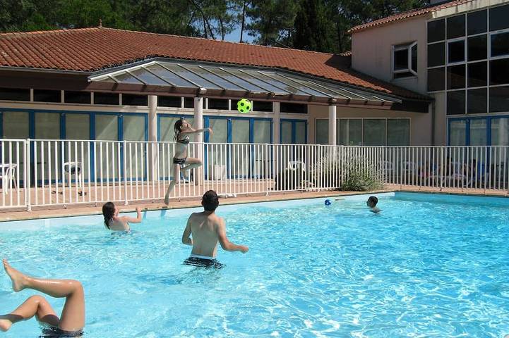 Appartement de vacances pour 3 personnes, avec terrasse ainsi que piscine et jardin