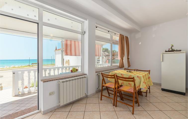 Ganze Ferienwohnung, Apartment am Meer mit Terrasse, Parkplatz und WLAN – 300 m vom Strand entfernt in plaža Zambratija, Zambratija