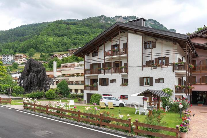Ferienwohnung für 5 Personen, mit Balkon und Garten sowie Seeblick in Molveno