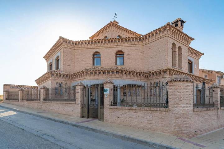 Casa rural para 12 personas, con Jacuzzi y Terraza además de Jardín y Piscina para niños en Montes de Toledo