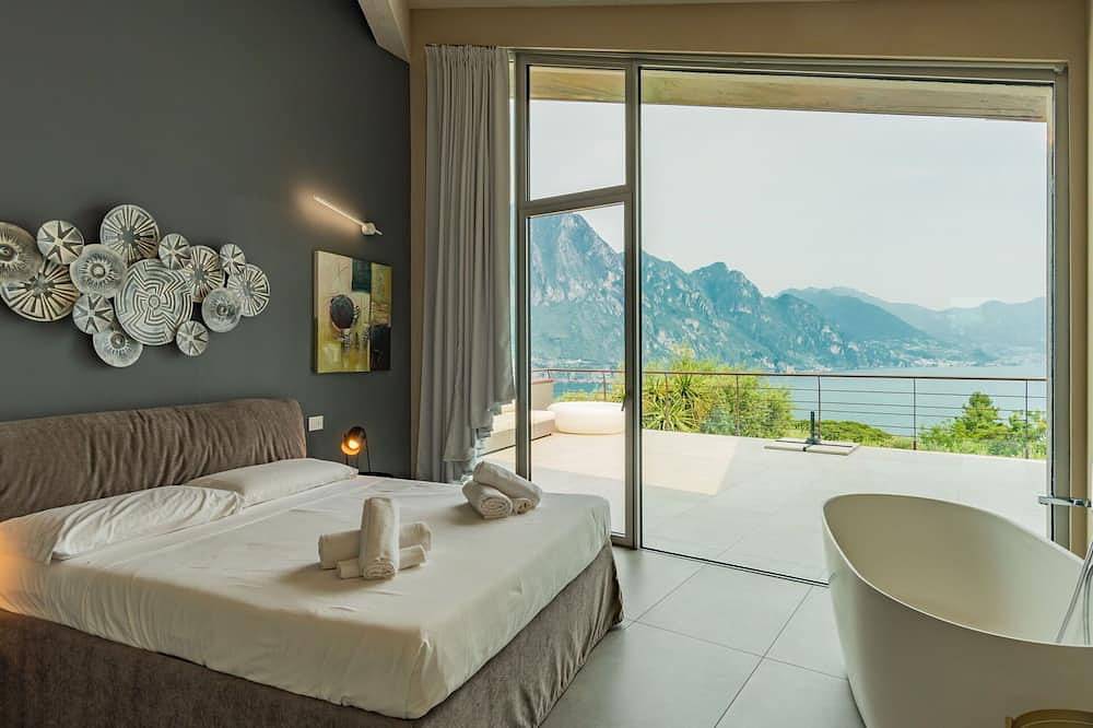 Schönes alleinstehendes Ferienhaus mit Whirlpool,  W-Lan, privatem Pool, Tv und Innenhof in Riva di Solto, Gemeinde Riva di Solto