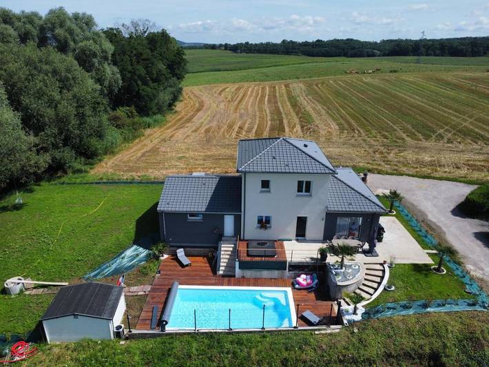 Villa pour 9 personnes, avec Jacuzzi et Terrasse ainsi que Jardin et Piscine
