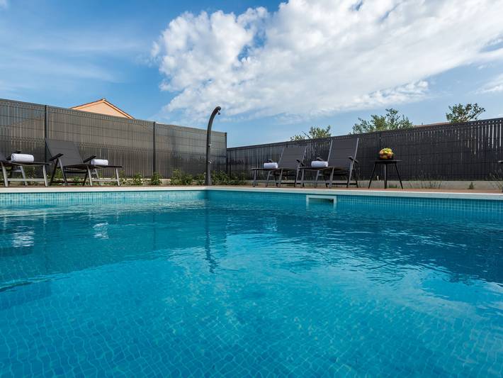 Villa för 8 Personer, med Balkong samt Balkong/Terrass och Terass och Trädgård i Zadar