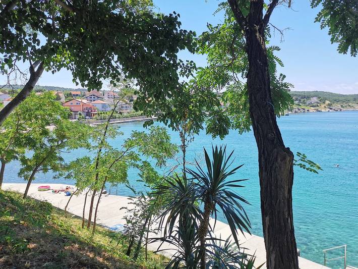Appartement entier, Apartment Devcic - 40 m from the sea, private terrace, outdoor shower, BBQ in Silo (Krk), Krk