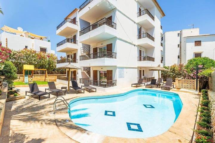 Apartment for 6 people, with balcony and pool in Cala Ferrera