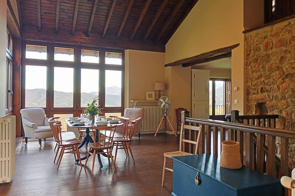 Villa Mogrovejo in Camaleño, Cordillera Cantábrica