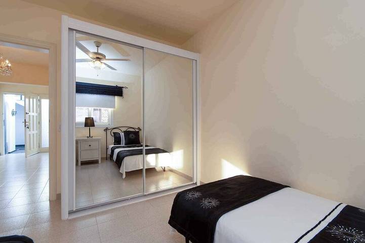 Holiday home with pool near the sea in Playa de la Arenita (Arona), Arona