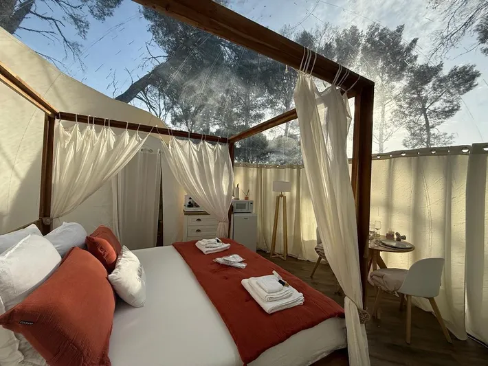 Tienda para 2 personas, con jardín y jacuzzi además de terraza y sauna - 1