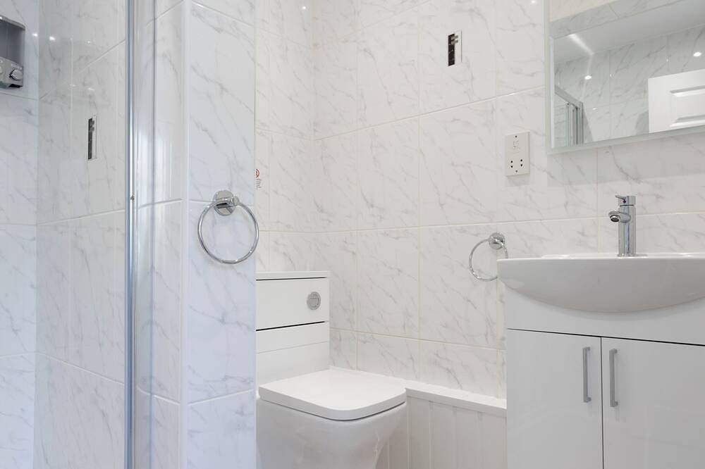 Robins Perch- Modern Cosy Cottage with Fantastic Garden View in a quiet location in Stockport, Greater Manchester