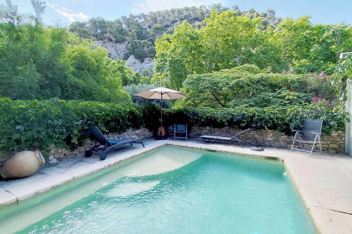 Casa de carácter en Robion 35 m² para 2 a 3 personas con piscina compartida in Robion, Parque natural regional del Luberon
